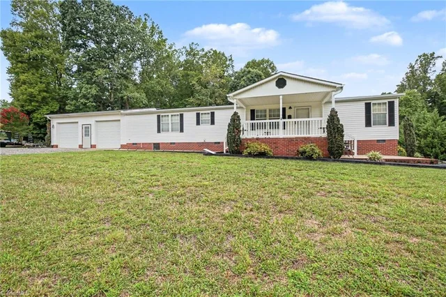 2298 Ray Loop Road, photo 2 of 18