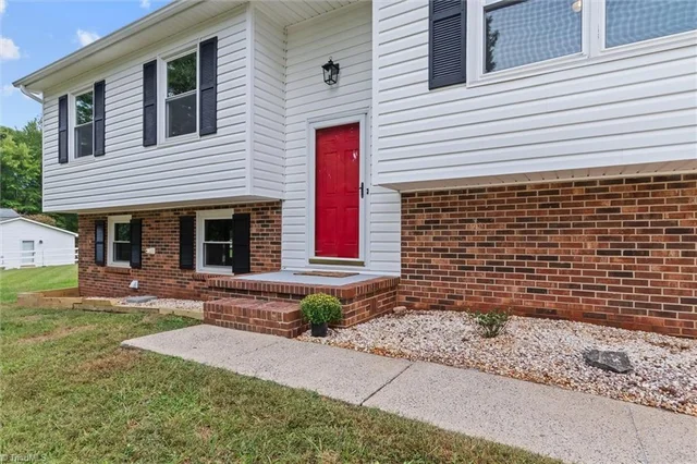 120 Robert Drive, photo 2 of 30