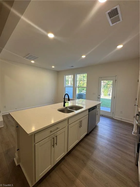 1384 Hammond Drive, photo 5 of 18