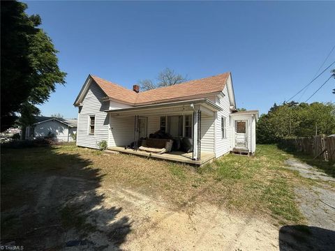 Homes For Sale - 2912 W English Road<br/> High Point, NC 27262