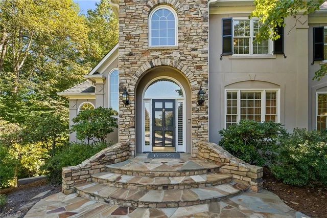 1150 Fallbrook Lane, photo 4 of 50