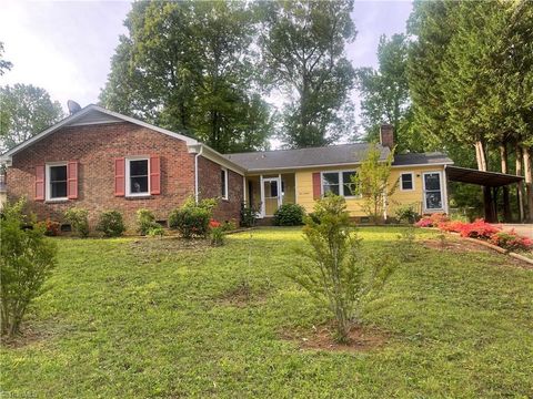 Single Family Residence in Greensboro NC 416 Woodlake Drive.jpg