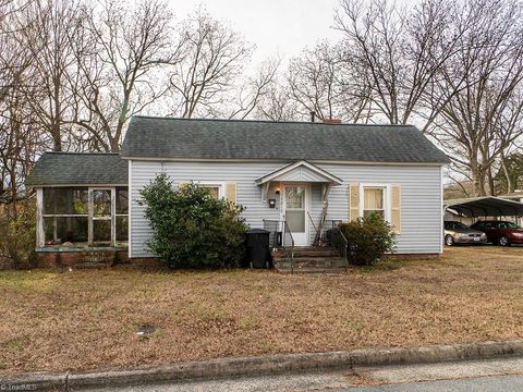 Homes For Sale - 1010 Attica Street<br/> Burlington, NC 27217