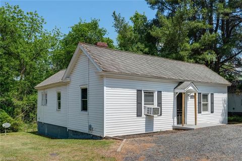 Homes For Sale - 1409 Ridge Avenue<br/> Eden, NC 27288