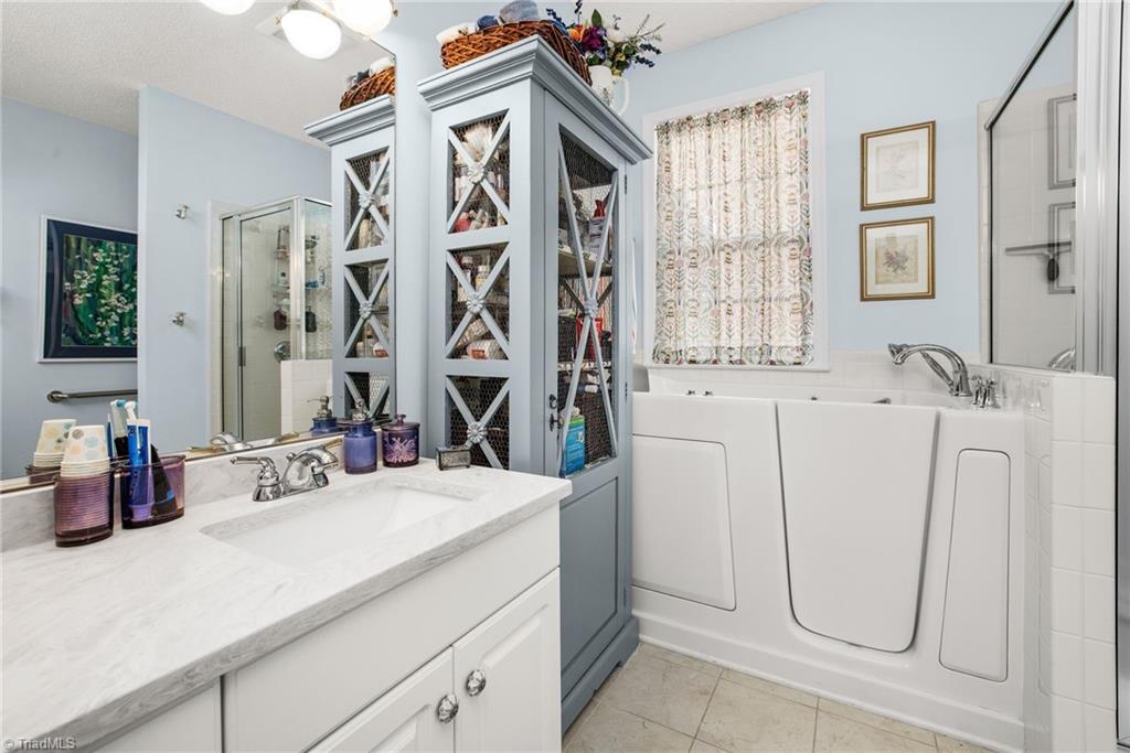 Greensboro, North Carolina 27455, United States, 3 Bedrooms Bedrooms, ,2 BathroomsBathrooms,Residential,Pending,170760