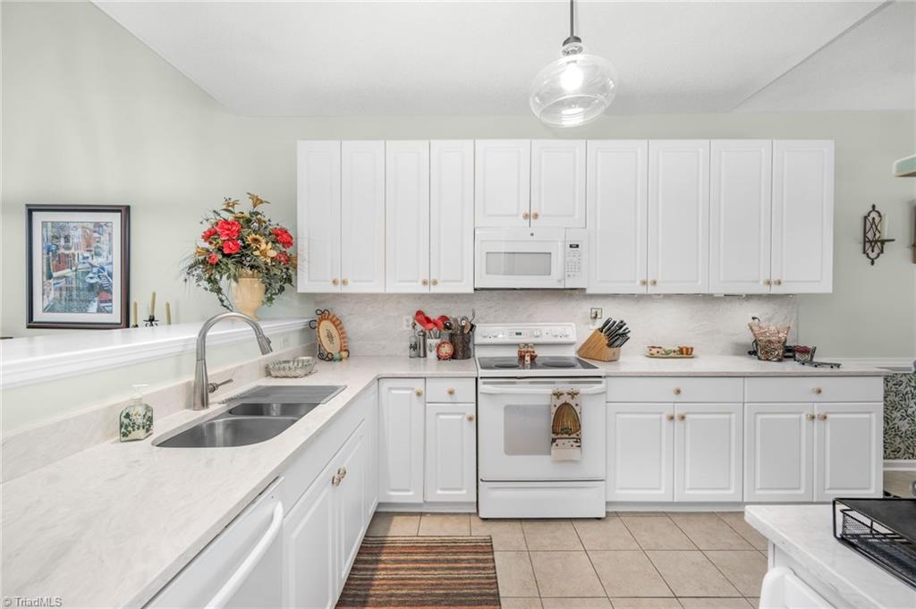 Greensboro, North Carolina 27455, United States, 3 Bedrooms Bedrooms, ,2 BathroomsBathrooms,Residential,Pending,170760