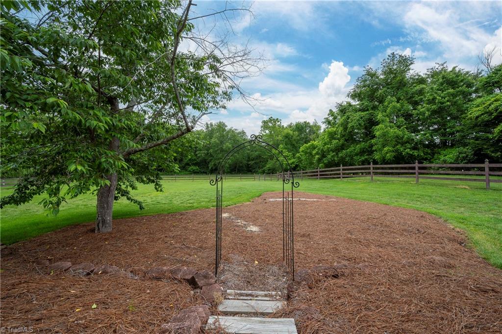 8056 Glengarriff Road, Clemmons, North Carolina image 10