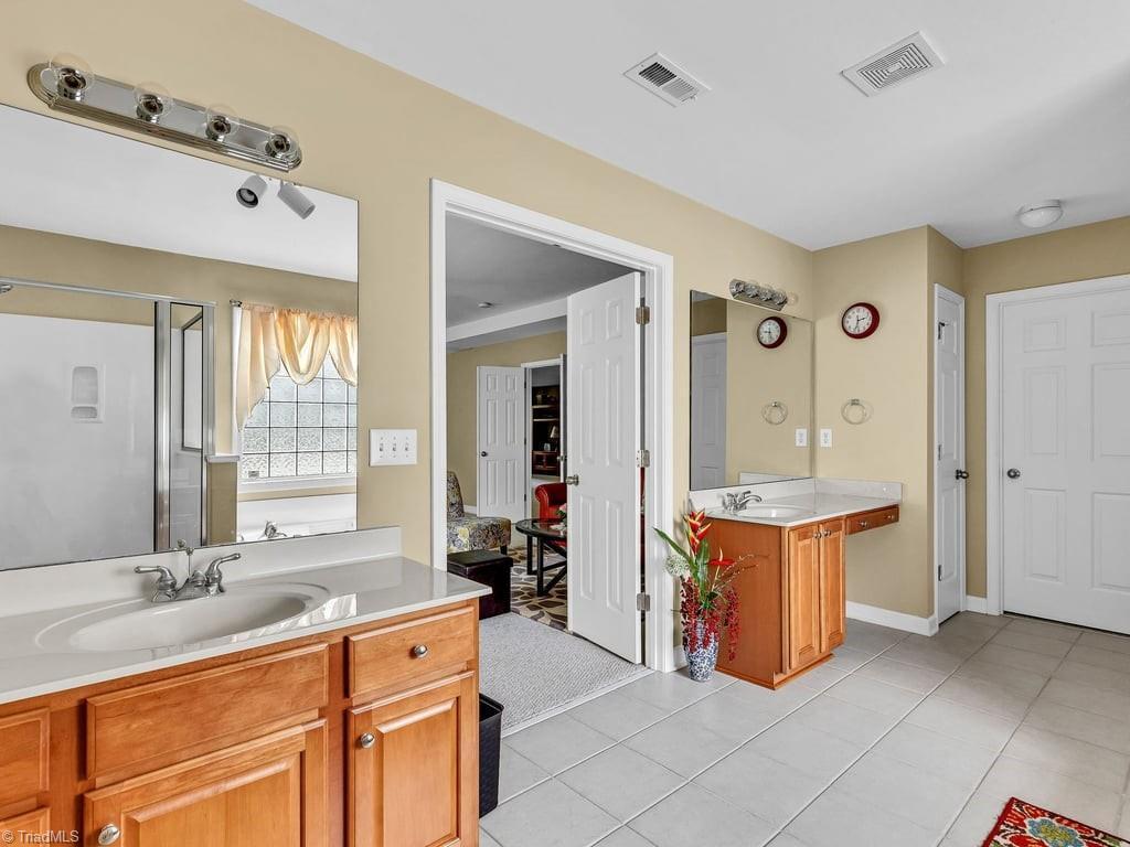 Winston-Salem, North Carolina 27104, United States, 5 Bedrooms Bedrooms, ,4 BathroomsBathrooms,Residential,Active,56684