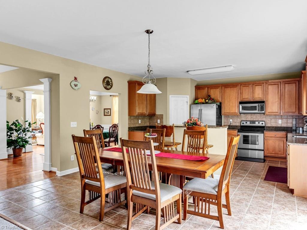 Winston-Salem, North Carolina 27104, United States, 5 Bedrooms Bedrooms, ,4 BathroomsBathrooms,Residential,Active,56684