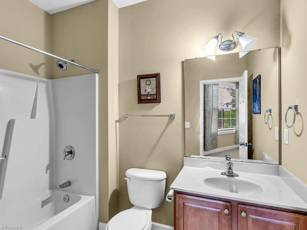 Winston-Salem, North Carolina 27104, United States, 5 Bedrooms Bedrooms, ,4 BathroomsBathrooms,Residential,Active,56684