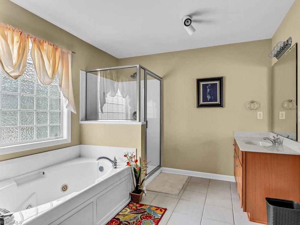 Winston-Salem, North Carolina 27104, United States, 5 Bedrooms Bedrooms, ,4 BathroomsBathrooms,Residential,Active,56684