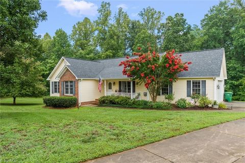 Homes For Sale - 124 Pipsisewa Lane<br/> Stokesdale, NC 27357