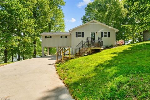 Photo of 330 Hillview Drive, Lexington, NC 27292 (MLS # 1216715)