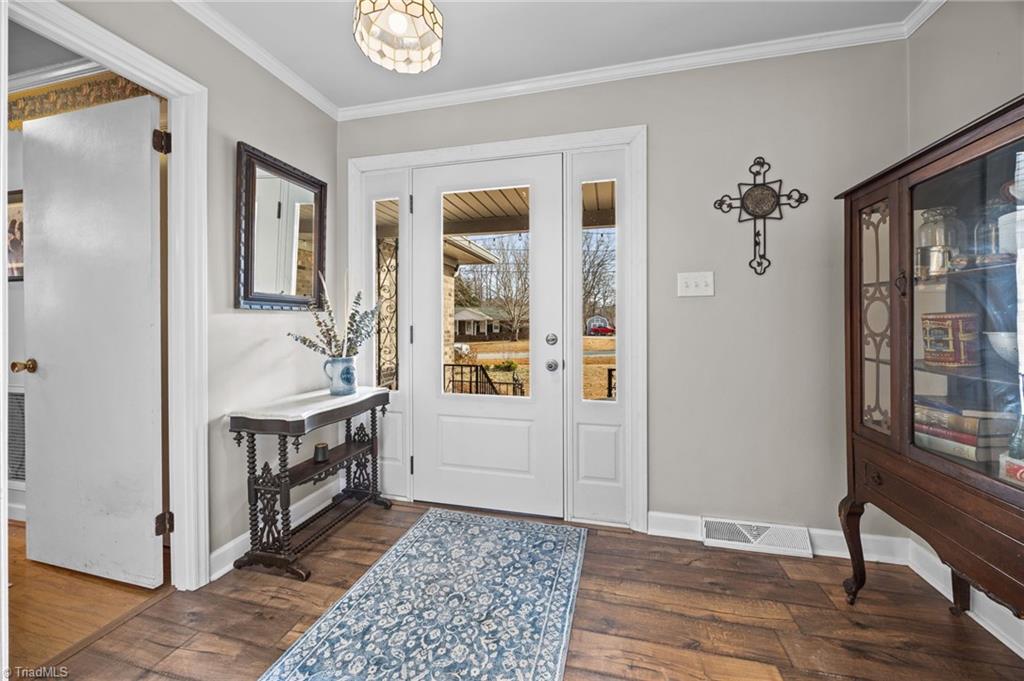 1625 Robinhood Drive