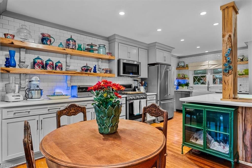 Greensboro, North Carolina 27408, United States, 2 Bedrooms Bedrooms, ,1 BathroomBathrooms,Residential,Pending,235804