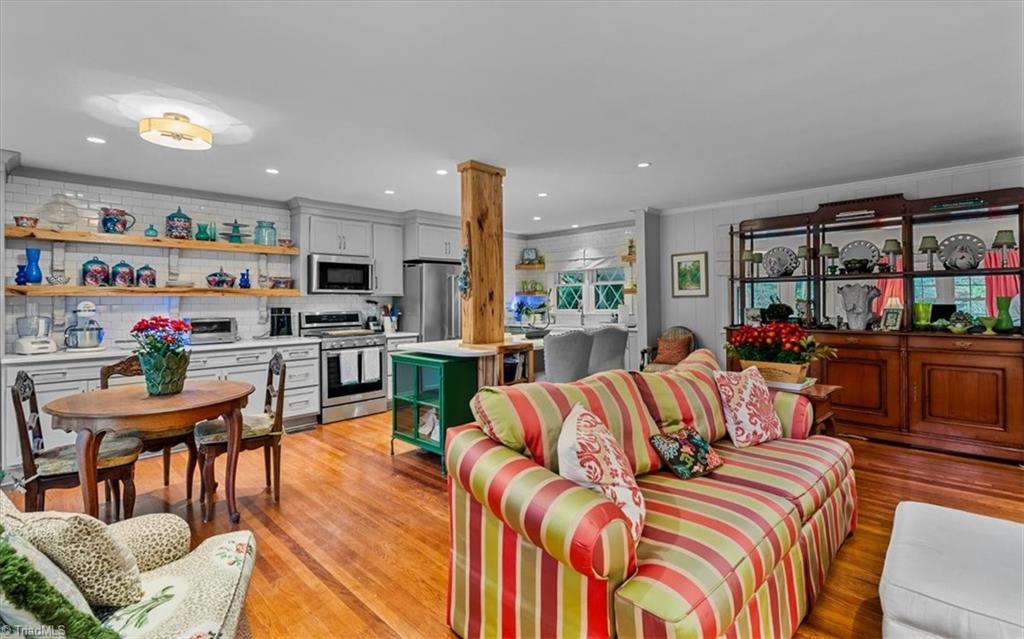 Greensboro, North Carolina 27408, United States, 2 Bedrooms Bedrooms, ,1 BathroomBathrooms,Residential,Pending,235804