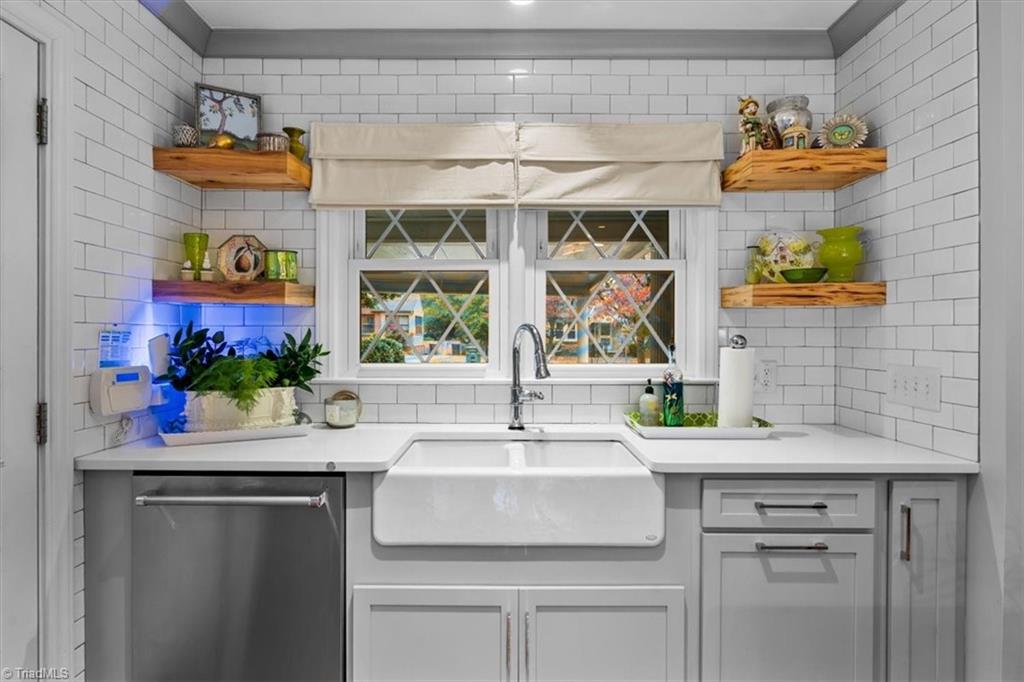 Greensboro, North Carolina 27408, United States, 2 Bedrooms Bedrooms, ,1 BathroomBathrooms,Residential,Pending,235804