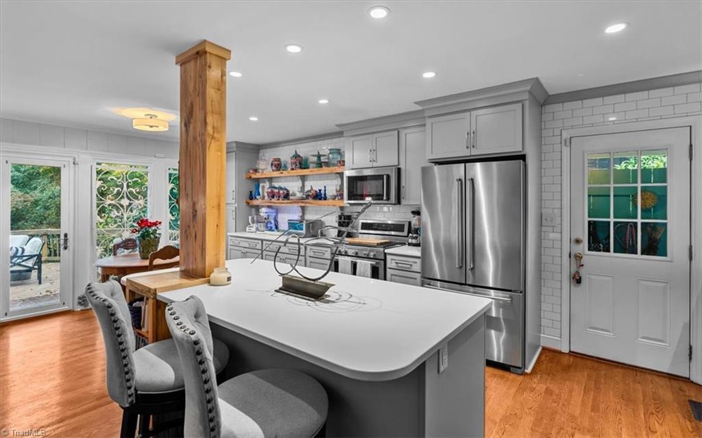 Greensboro, North Carolina 27408, United States, 2 Bedrooms Bedrooms, ,1 BathroomBathrooms,Residential,Pending,235804