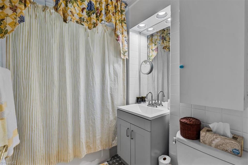 Greensboro, North Carolina 27408, United States, 2 Bedrooms Bedrooms, ,1 BathroomBathrooms,Residential,Pending,235804