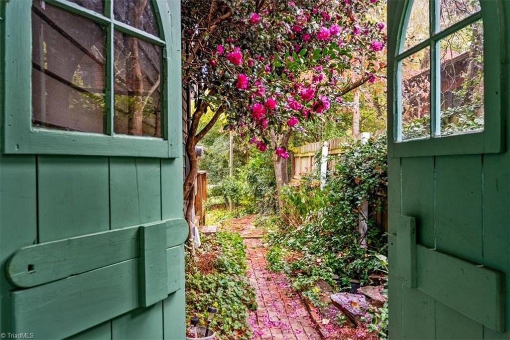 Greensboro, North Carolina 27408, United States, 2 Bedrooms Bedrooms, ,1 BathroomBathrooms,Residential,Pending,235804