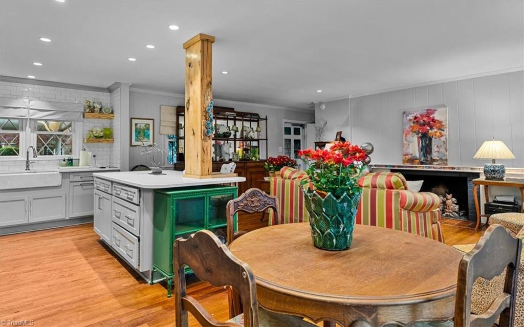 Greensboro, North Carolina 27408, United States, 2 Bedrooms Bedrooms, ,1 BathroomBathrooms,Residential,Pending,235804