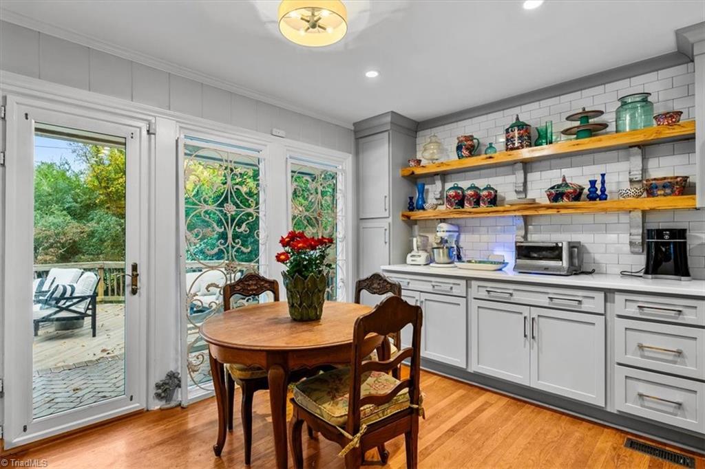 Greensboro, North Carolina 27408, United States, 2 Bedrooms Bedrooms, ,1 BathroomBathrooms,Residential,Pending,235804