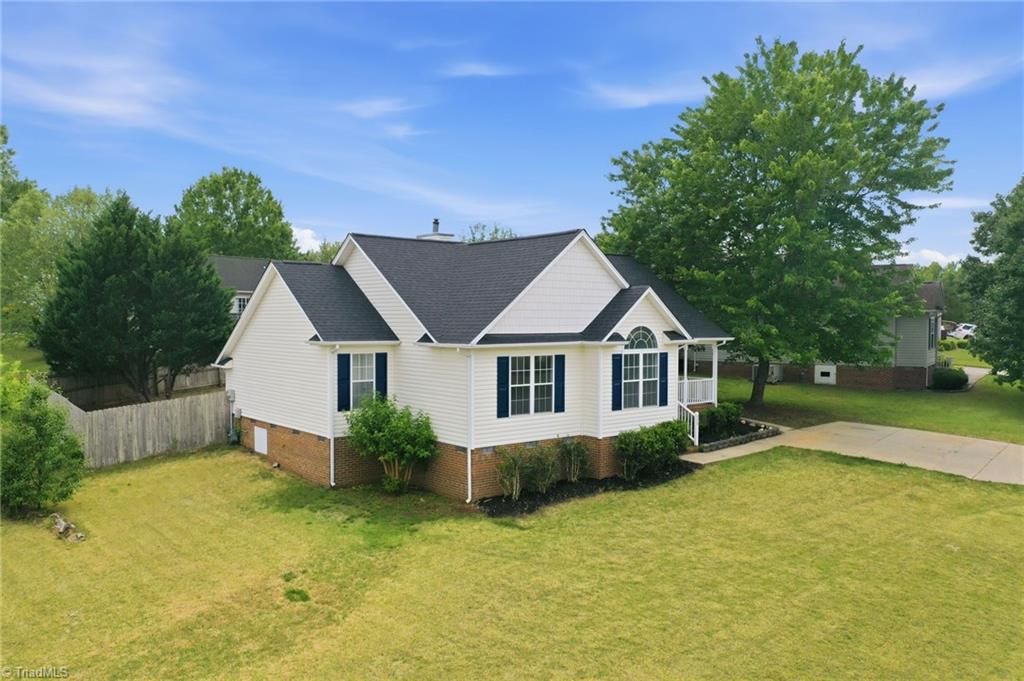 Photo of 608 Fernway Drive, Burlington, NC 27217 (MLS # 1220595)