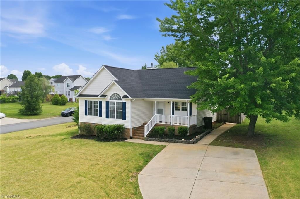 Photo of 608 Fernway Drive, Burlington, NC 27217 (MLS # 1220595)