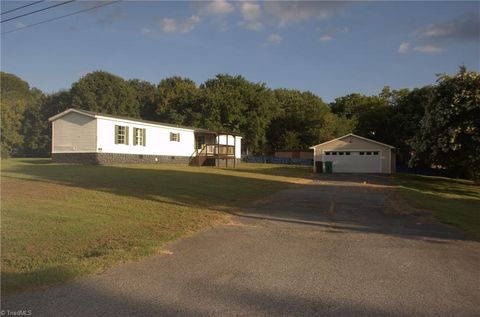 Homes For Sale - 6265 Lowerywood Circle<br/> Randolph County, Trinity, NC 27370