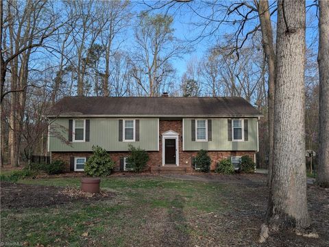 Homes For Sale - 4406 Wild Oak Lane<br/> Greensboro, NC 27406