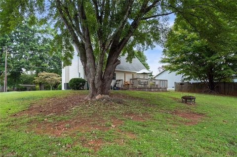 A home in Clemmons