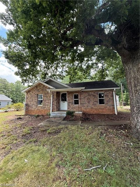 Photo of 4372 Oak Ridge Drive, Winston-Salem, NC 27105 (MLS # 1207357)