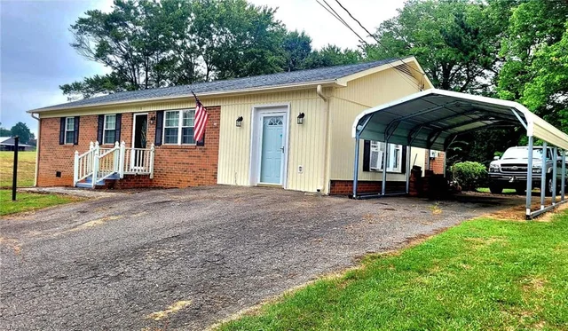 118 Pickshin Avenue, photo 4 of 32