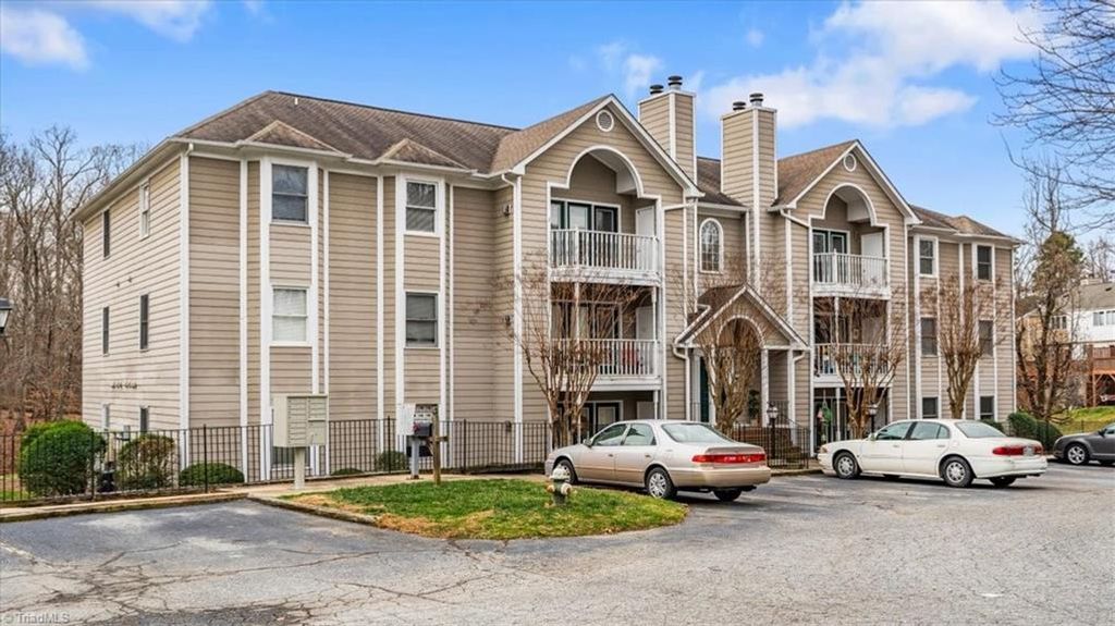 Photo of 3701 Cotswold Terrace #7J, Greensboro, NC 27410 (MLS # 1203850)