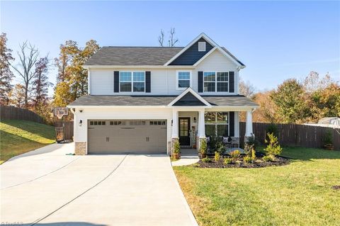 Homes For Sale - 128 S Honey Locust Drive<br/> Thomasville, NC 27360