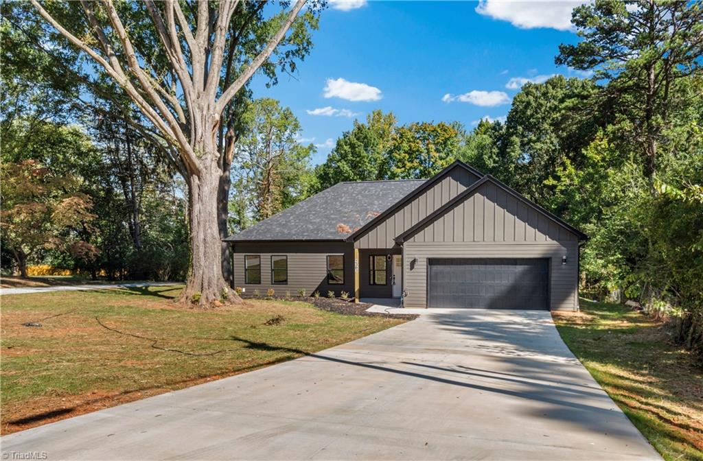 Photo of 2303 Frederick Drive, Winston-Salem, NC 27103 (MLS # 1237610)