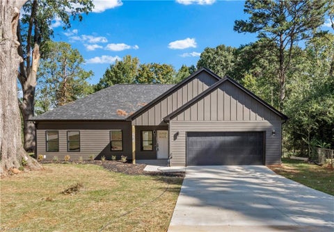 Homes For Sale - 2303 Frederick Drive<br/> Forsyth County, Winston-Salem, NC 27103