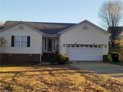 Homes For Sale - 596 Colleen Drive<br/> Thomasville, NC 27360