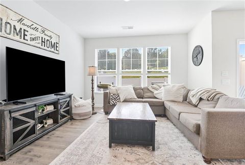 Townhouse For Sale - 1236 Evelynnview Lane<br/> Forsyth County, Kernersville, NC 27284