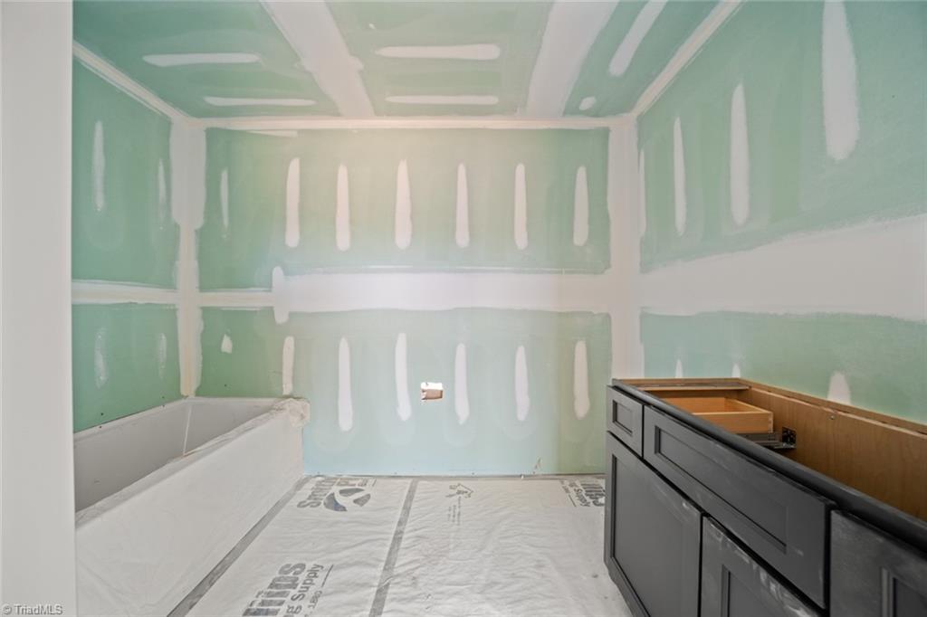 Winston-Salem, North Carolina 27106, United States, 4 Bedrooms Bedrooms, ,4 BathroomsBathrooms,Residential,Pending,93618