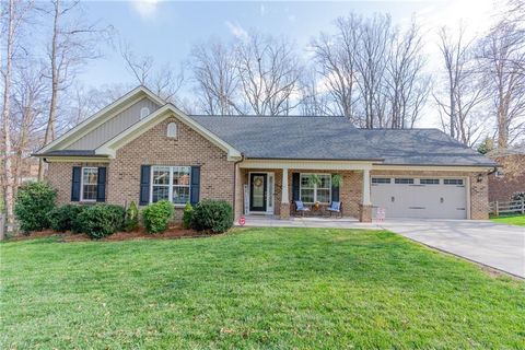 Homes For Sale - 6729 Rollingwood Drive<br/> Clemmons, NC 27012