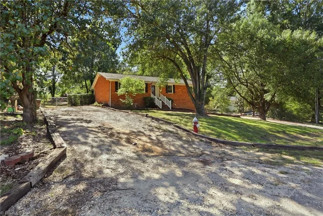 406 Spring Road, photo 3 of 45