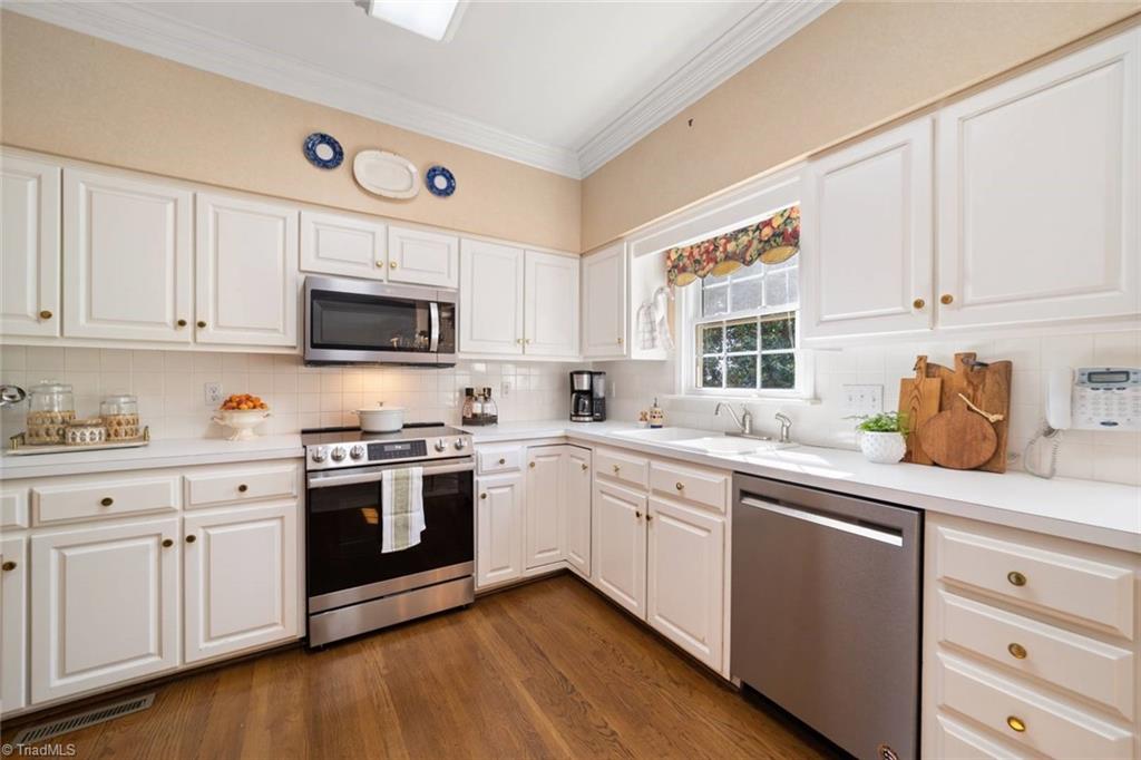 Clemmons, North Carolina 27012, United States, 4 Bedrooms Bedrooms, ,3 BathroomsBathrooms,Residential,Pending,155587