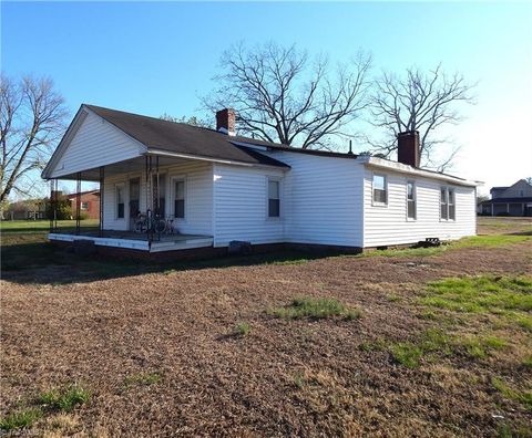 Homes For Sale - 4190 Grubbs Road<br/> Forsyth County, Walkertown, NC 27051