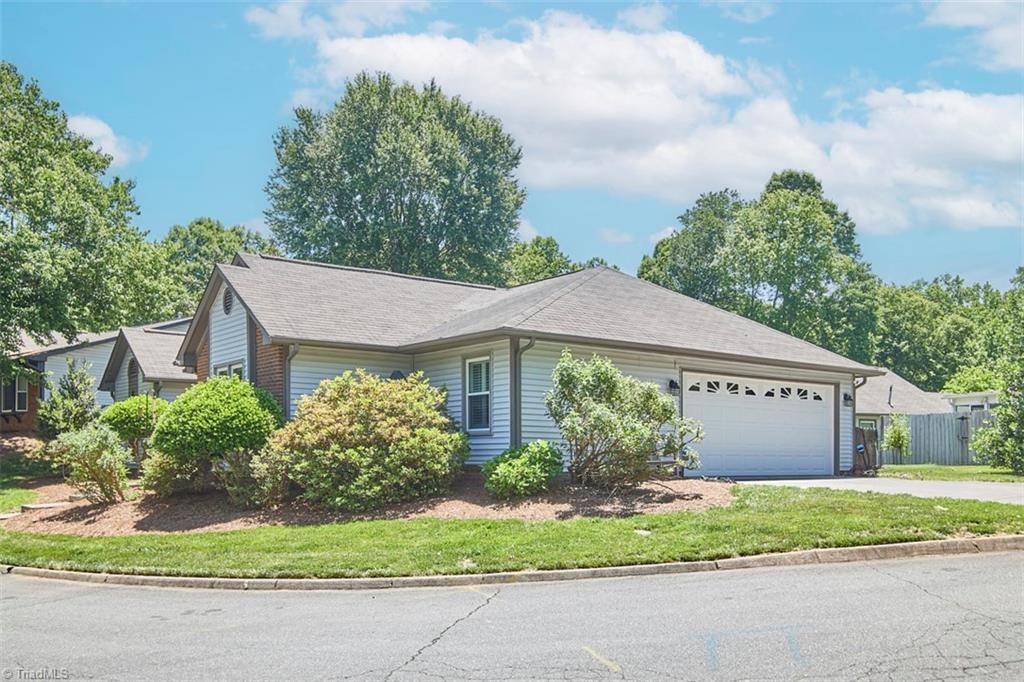Photo of 714 Woodbury Knolls Drive, Winston-Salem, NC 27104 (MLS # 1219281)