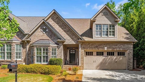Homes For Sale - 8 Blakeney Place<br/> Greensboro, NC 27408