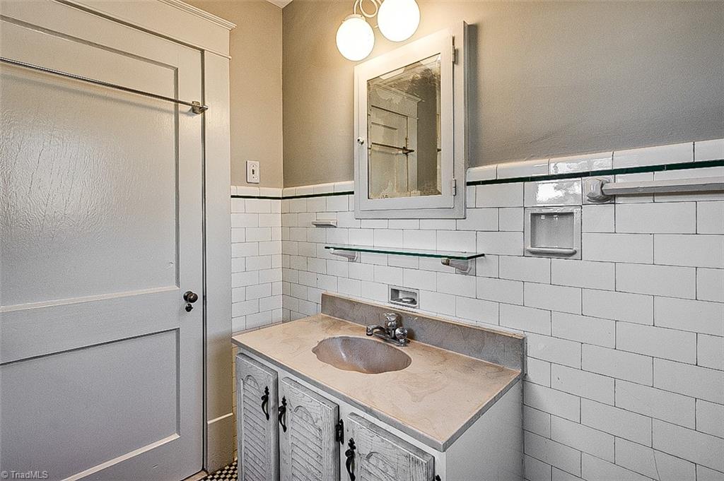 Greensboro, North Carolina 27403, United States, 4 Bedrooms Bedrooms, ,2 BathroomsBathrooms,Residential,Pending,22489