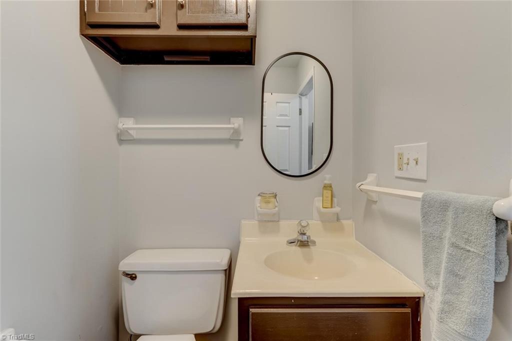 Kernersville, North Carolina 27284, United States, 3 Bedrooms Bedrooms, ,3 BathroomsBathrooms,Residential,Pending,80226