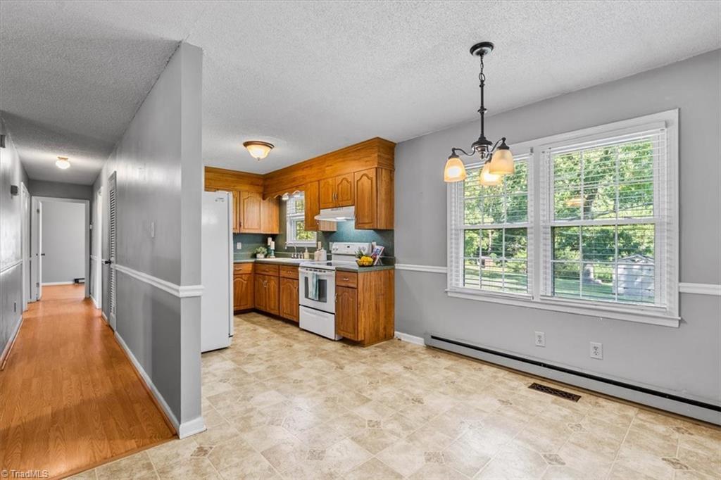 McLeansville, North Carolina 27301, United States, 3 Bedrooms Bedrooms, ,2 BathroomsBathrooms,Residential,Pending,209261