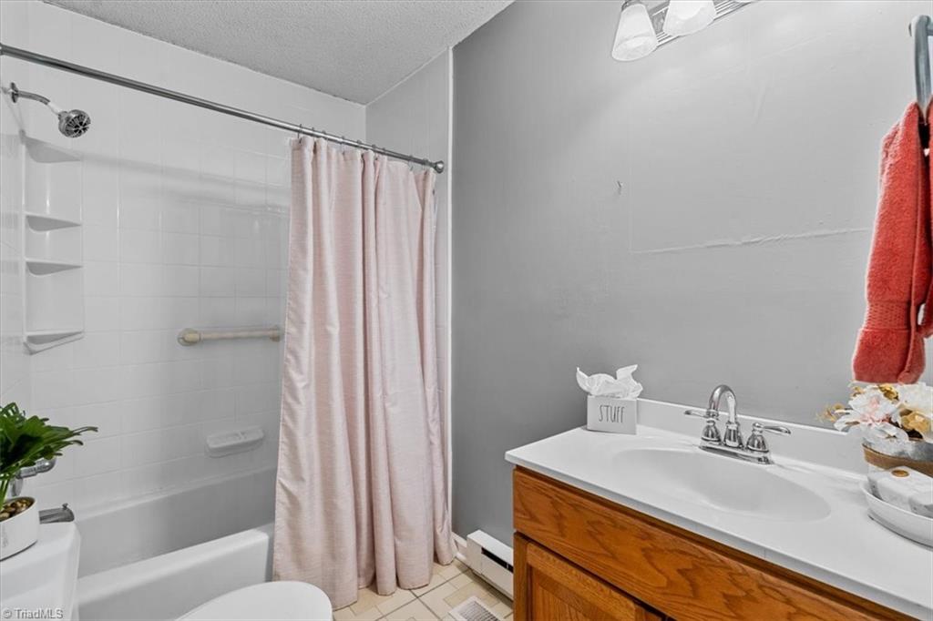 McLeansville, North Carolina 27301, United States, 3 Bedrooms Bedrooms, ,2 BathroomsBathrooms,Residential,Pending,209261